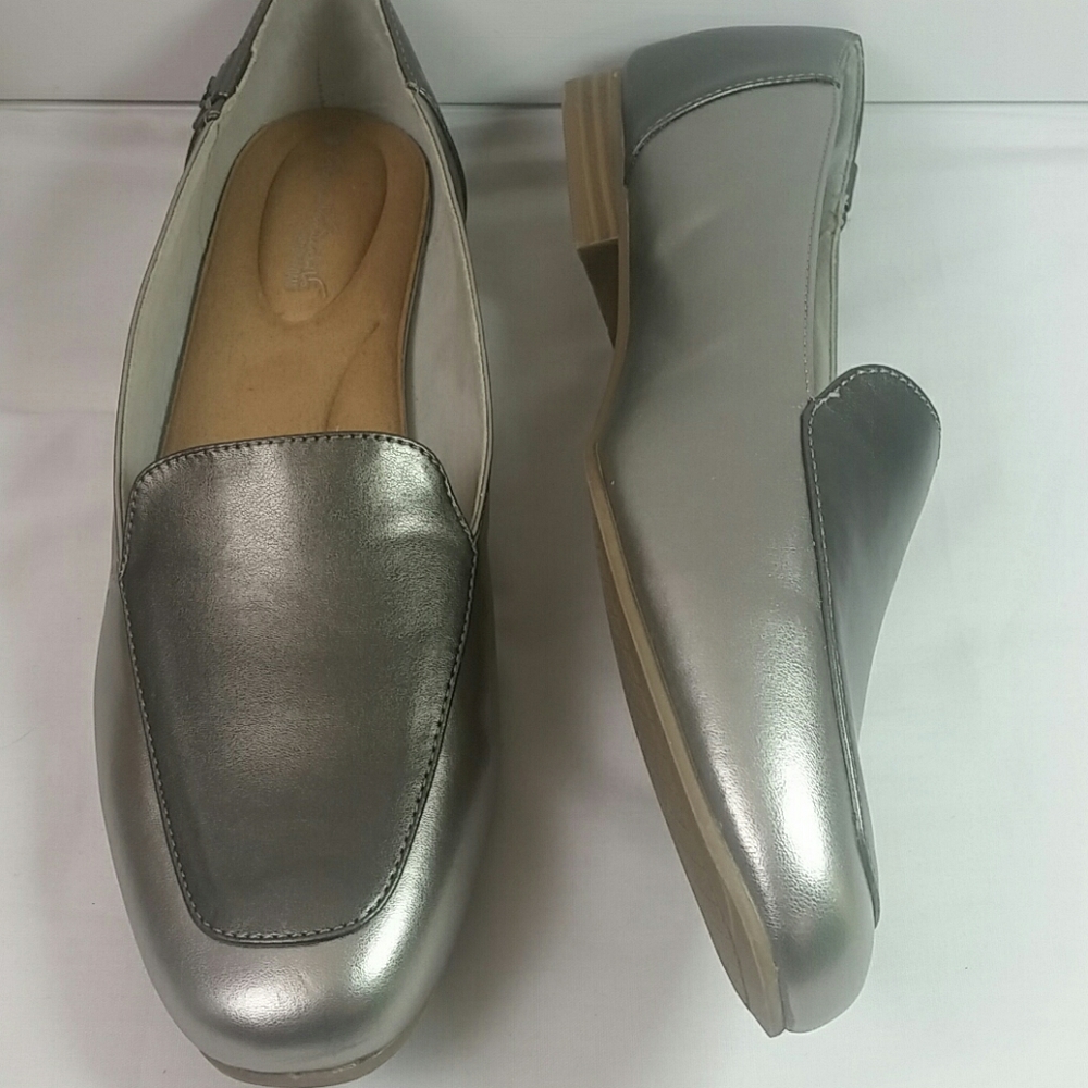 Gloria Vanderbilt silver/pewter flats.  Sz 11